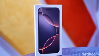 iPhone 16 Pro Max dikems dalam kotak minimalis seperti generasi sebelumnya. Foto: Adi Fida Rahman/detikINET