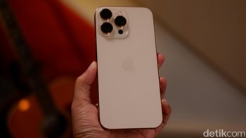 Inilah iPhone 16 Pro Max Desert Titanium. Warna ini tidak hanya memberikan kesan premium, tetapi juga menghadirkan nuansa baru yang segar dan berbeda dari pendahulunya. Foto: Adi Fida Rahman/detikINET