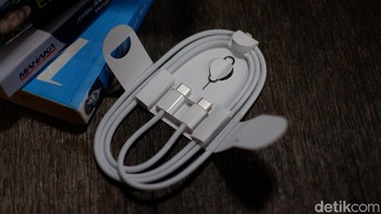 Apple menyertakan kabel USB-C to USB-C, SIM Card injector dan kertas petunjuk dalam kemasan penjualan. Foto: Adi Fida Rahman/detikINET
