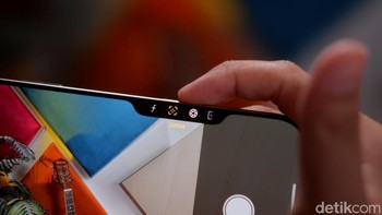 Fitur ini memungkinkan pengguna untuk mengakses aplikasi kamera dengan cepat, mengambil foto atau video, serta mengatur berbagai parameter kamera hanya dengan satu jari, misalnya zoom, eksposure, depth dan Photographic Style. Lebih dari itu, Camera Control juga menjadi pintasan untuk fitur Visual Intelligence Foto: Adi Fida Rahman/detikINET