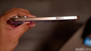 iPhone 16 Pro Max menggunakan bingkai titanium kelas 5. Material titanium ini dikenal memiliki rasio kekuatan terhadap berat tertinggi di antara logam lainnya, menjadikan iPhone 16 Pro Max tidak hanya tangguh tetapi juga ringan. Tekstur mikroblasting pada bingkai titanium memberikan sentuhan halus yang nyaman di tangan, sekaligus meningkatkan daya tahan terhadap goresan Foto: Adi Fida Rahman/detikINET