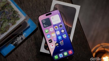 Baterai iPhone 16 Pro Max mampu bertahan hingga 29 jam untuk pemutaran video, 25 jam streaming, atau lebih dari satu hari penggunaan intensif seperti gaming, fotografi, dan multitasking. Pengisian cepat 25W melalui kabel USB-C memungkinkan pengisian 50% dalam waktu sekitar 30 menit, sementara pengisian nirkabel mendukung MagSafe hingga 15W. Foto: Adi Fida Rahman/detikINET