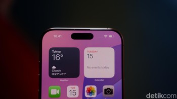 iPhone 16 Pro Max menghadirkan kombinasi desain elegan dengan bezel tipis dan fitur Dynamic Island yang semakin canggih, meningkatkan estetika dan fungsionalitas perangkat. Foto: Adi Fida Rahman/detikINET