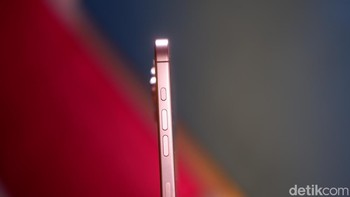 Pengaturan volume dan Action button menghiasi bagian kiri.  Foto: Adi Fida Rahman/detikINET