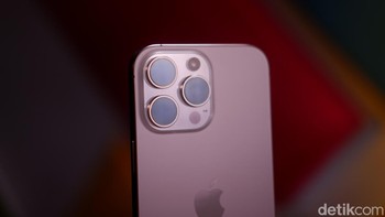 iPhone 16 Pro Max menghadirkan konfigurasi kamera yang canggih, menjadikannya salah satu ponsel terbaik untuk fotografi dan videografi saat ini. Sistem kameranya terdiri dari tiga lensa: lensa utama Fusion 48 MP (f/1.78, sensor 1/1.28 inci) dengan kemampuan quad-pixel untuk detail tajam dan zero shutter lag, lensa ultra-wide 48 MP (f/2.2, bidang pandang 120 derajat) yang mendukung fotografi makro dan pixel-binning untuk performa cahaya rendah, serta lensa telephoto 12 MP (f/2.8, zoom optik 5x) untuk potret jarak jauh yang jernih. Foto: Adi Fida Rahman/detikINET