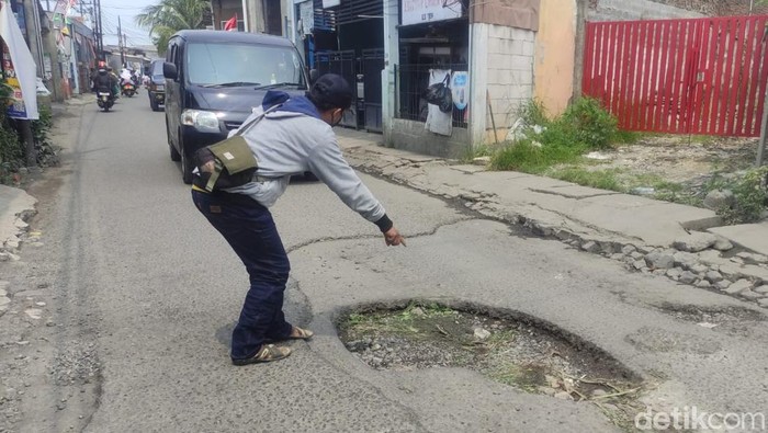 Jalan berlubang di Waru Sidoarjo