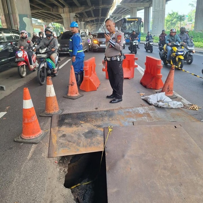 Jalan di DI Panjaitan, Jakarta Timur berlubang.