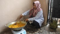 Usaha jamu milik Dewi Poetri (49) ini telah hadir sejak 2016. Ia sempat lama berbisnis kue dia nekat untuk banting stir ke usaha jamu karena memiliki keyakinan akan lebih sukses.