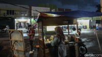Membuka usaha jamu tahun 2016 Dewi hanya bermodalkan uang ratusan ribu rupiah, jamu dalam bentuk botol itu ia jual ke teman-teman dan membuka lapak saat Car Free Day (CFD), saat itu 50 botol ludes saat dijual di CFD.
