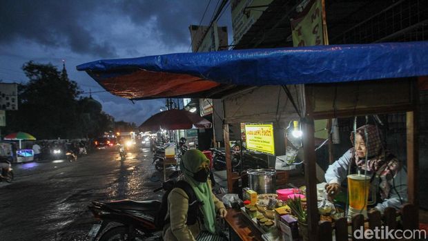 Di Bekasi terdapat angkringan jamu yang resepnya telah turun temurun. Jamu ini bahkan sempat mendarat di Dubai saat pandemo COVID-19.