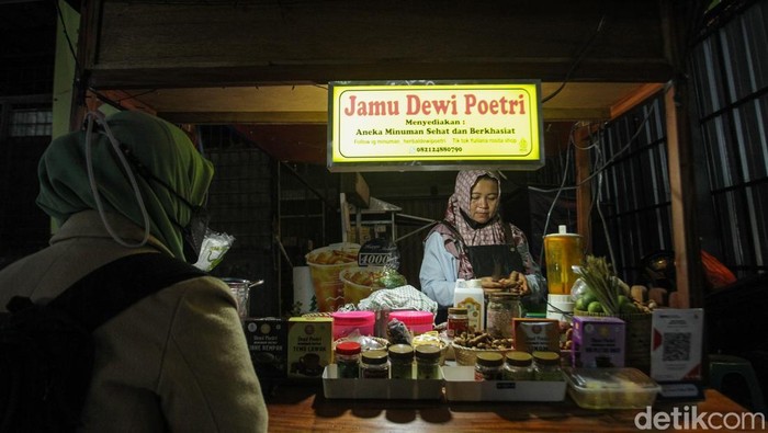 Di Bekasi terdapat angkringan jamu yang resepnya telah turun temurun. Jamu ini bahkan sempat mendarat di Dubai saat pandemo COVID-19.
