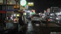 Lapak Jamu Dewi Poetri ini buka dari jam 5 sore hingga 10 malam di Perumahan Marakash, Bekasi Utara, ia dibantu oleh 3 karyawan yang mengolah jamu hingga membantu membuka lapaknya.