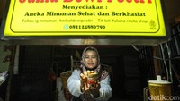 Tak sekedar menjual jamu angkringan, jamu buatan Dewi ini rutin mengikuti berbagai pameran baik dari PNM maupun BRI. Terbaru ia mengikuti pameran di UMKM EXPO(RT) Januari lalu, dalam kesempatan pengalaman untuk bertemu dengan menteri dan para pengusaha lainnya. Tak sedikit dari para pengusaha atupun pengunjung yang ingin melakukan kerjasama dengan Dewi.