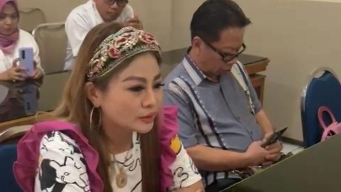 Jan Hwa Diana dan suaminya saat memenuhi panggilan Disnakertrans Jatim.