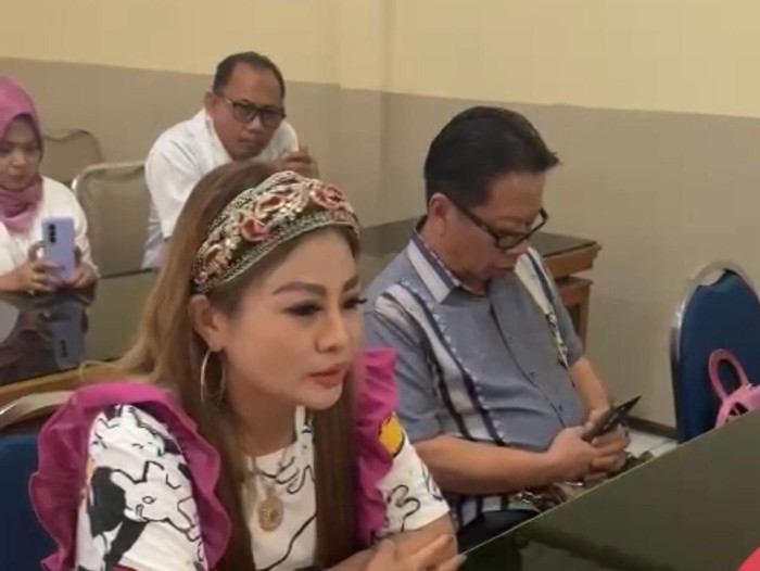 Jan Hwa Diana dan suaminya saat memenuhi panggilan Disnakertrans Jatim.