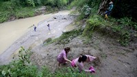 Warga juga harus ekstra hati-hati karena tebing sungai yang licin.  