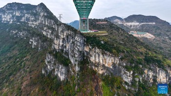 Provinsi Guizhou adalah daerah pegunungan di China, dengan medan yang kompleks. Dikutip detikINET dari CNN, jembatan ini melintasi Huajiang Grand Canyon yang dramatis.Foto: Xinhua