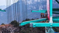 Jembatan ini tidak hanya memecahkan rekor setelah beroperasi, namun mobil dan truk akan lebih mudah melintasi daerah tersebut. Jembatan ini akan mengurangi waktu tempuh melalui Huajiang Grand Canyon dari dua jam menjadi hanya satu menit saja.  