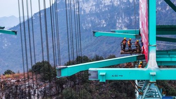 Begitu beroperasi, akan lebih mudah bagi mobil dan truk untuk melintasi daerah tersebut. Menurut media pemerintah, jembatan ini akan mengurangi waktu tempuh melalui Huajiang Grand Canyon dari dua jam menjadi hanya satu menit. Foto: Xinhua