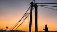 Jembatan ini merupakan jembatan gantung rangka baja dengan panjang total 9.482 kaki (sekitar 2,9 km).