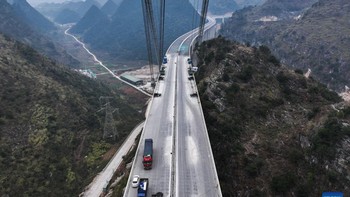 Mamdouh El-Badry, profesor teknik sipil di Universitas Calgary, mengatakan walau pembangunan di ketinggian ini rumit, jembatan itu selesai jauh lebih cepat daripada proyek sebesar ini di Barat. Di belahan dunia lain, proyek berskala ini biasanya makan waktu lima hingga 10 tahun dari peletakan batu pertama hingga selesai, tergantung faktor lingkungan, politik, dan logistik, katanya. Foto: Xinhua
