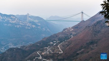 Secara keseluruhan, rangka-rangkanya berbobot sekitar 22.000 ton, setara dengan tiga Menara Eiffel. Saat ini, kemajuan keseluruhan jembatan telah mencapai 95%, dan direncanakan akan dibuka untuk lalu lintas pada paruh kedua 2025, kata Zhang Shenglin, kepala insinyur Guizhou Highway Group. Foto: Xinhua