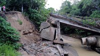 Jembatan itu ambruk usai tergerus arus sungai yang meluap akibat hujan deras pada Senin (14/4/2025) 
