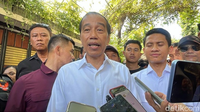 Presiden ke-7, Joko Widodo (Jokowi) ditemui di Kediaman Pribadinya, Sumber, Banjarsari, Rabu (16/4/2025).