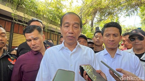 Presiden ke-7, Joko Widodo ditemui di kediamannya di Solo, Banjarsari, Rabu (16/4/2025).