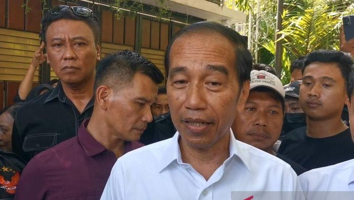 Jokowi memberikan keterangan kepada wartawan di Solo, Jawa Tengah, Rabu (16/4/2025).