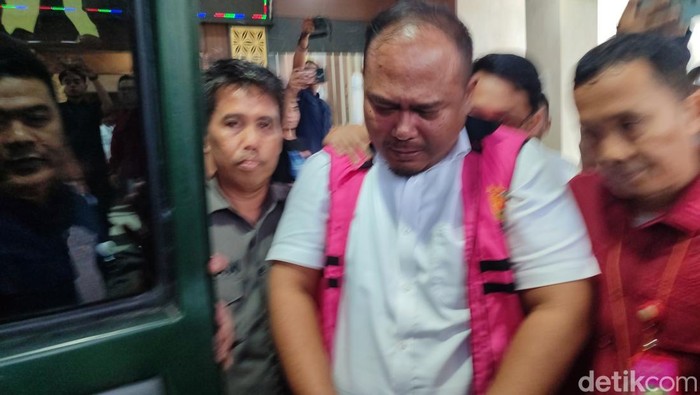 Kabid Kebersihan DLH Tangerang Selatan, TB Apriliadhi Kusumah Perbangsa, ditahan di kasus korupsi pengelolaan dan pengangkutan sampah (Bahtiar/detikcom)