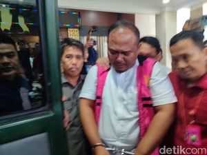 Kabid DLH Tangsel Tersangka Korupsi Kelola Sampah, Menangis saat Ditahan