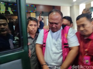 Kabid DLH Tangsel Tersangka Korupsi Kelola Sampah, Menangis saat Ditahan