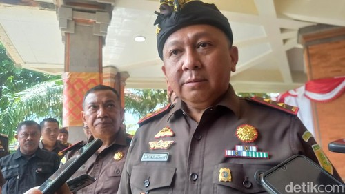 Kajati Bali Ketut Sumedana saat diwawancarai di Singaraja, Rabu (16/4/2025).
