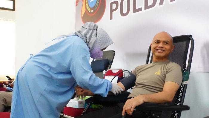 Kapolda Bangka Belitung (Babel) Irjen Hendro Pandowo beserta anggota melakukan donor darah.