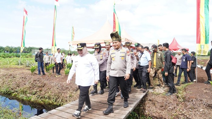 Kapolda Riau Irjen Herry Heryawan menanam pohon di Kabupaten Bengkalis, Rabu (14/4/2025). Kegiatan ini disambut positif Bupati Bengkalis Kasmarni.