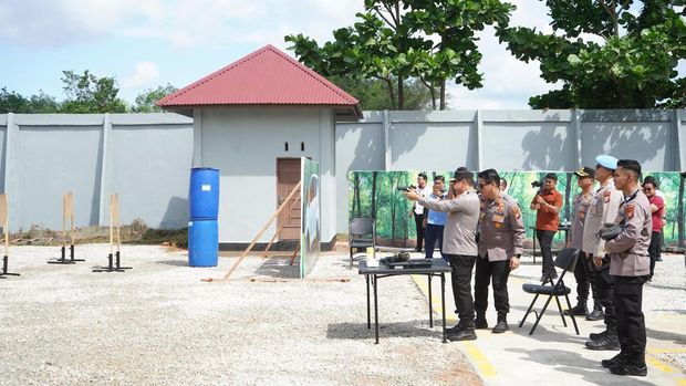 Kapolda Riau Irjen Herry Heryawan meresmikan lapangan tembak di Polres Bengkalis.