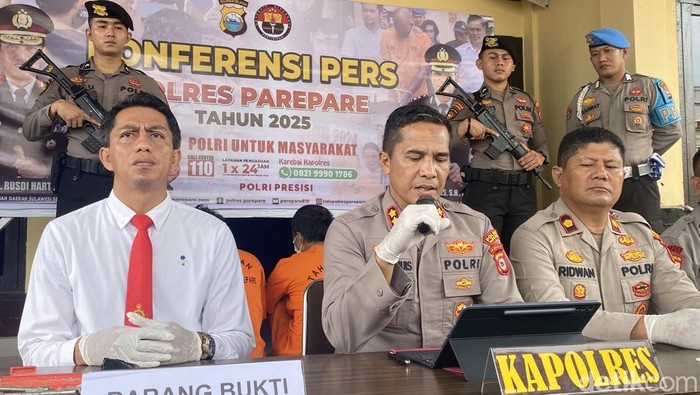 Kapolres Parepare AKBP Arman Muis (tengah) saat konferensi pers.