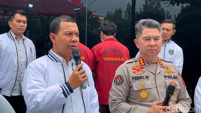 Kasubdit 2 Ditressiber Polda Sumut Kompol Anggi Siahaan (kiri) dan Kabid Humas Polda Sumut Kombes Ferry Walintukan saat konferensi pers di Polda Sumut. (Finta Rahyuni/detikSumut)