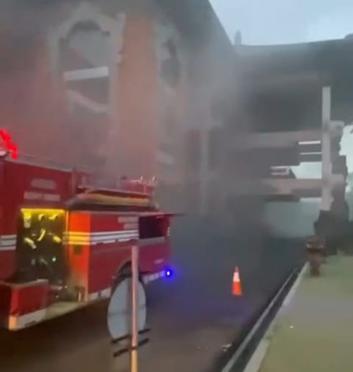 Kebakaran di basement DPRD Badung ditangani petugas pemadam kebakaran, Rabu (16/4/2025) sore. (IST)