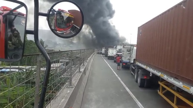4 Fakta Sampah di Kolong Tol Dekat JIS Dilalap Api hingga Ganggu Lalin 4 Fakta Sampah di Kolong Tol Dekat JIS Dilalap Api hingga Ganggu Lalin