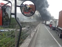 Video: Asap Kebakaran Sampah di Papanggo Membubung Masuk Tol Warakas