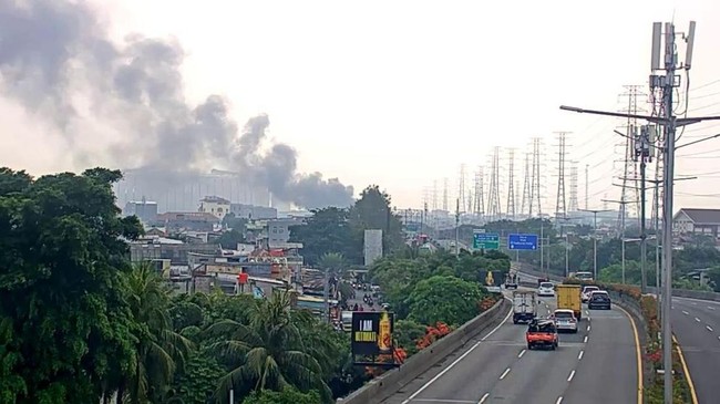 4 Fakta Sampah di Kolong Tol Dekat JIS Dilalap Api hingga Ganggu Lalin