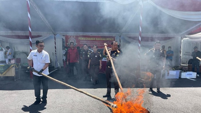 Kejari Palembang melakukan proses pemusnahan barang bukti