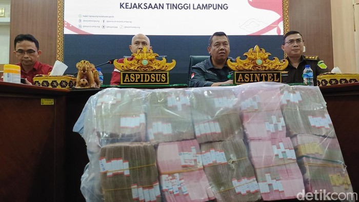 Kejati Lampung tunjukkan uang yang korupsi tol Lampung.