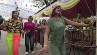Di pinggiran kota, masyarakat sering berkumpul di kuil-kuil kecil, membangun gunung pasir untuk menghormati leluhur, dan melakukan ritual pemandian patung Buddha.