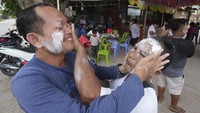 Perayaan Tahun Baru Khmer (Choul Chnam Thmey) di pinggiran Phnom Penh, seperti halnya di kota-kota lain di Kamboja, berlangsung dengan berbagai aktivitas tradisional dan modern.   