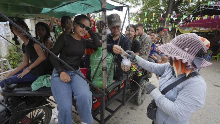 Kemeriahan Perayaan Tahun Baru Khmer di Kamboja Locals sit on a motor-cart as they head for cheering through the villages at Prey Popel to celebrate the traditional New Year holiday at the outskirts of Phnom Penh, Cambodia, Tuesday, April 15. 2025.. (AP Photo/Heng Sinith)
