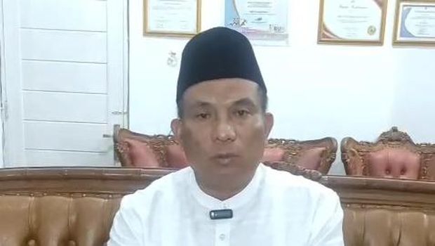 Kepala Dinas Penanaman Modal dan Pelayanan Terpadu Satu Pintu (DPMPTSP) Riyoso saat memberikan klarifikasi soal videonya yang viral.