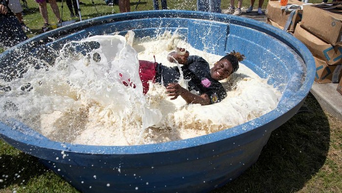 Keseruan Festival Bubur Jagung yang Menyatukan Masyarakat Georgia Mark Walker jumps into a pool of grits while competing in the grit pit competition during the National Grits Festival in Warwick, Georgia, U.S., April 12, 2025. REUTERS/Alyssa Pointer
